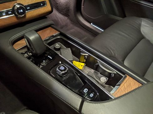 Certified 2025 Volvo XC90 T8 Plus w/ Protection Package Premier image 19