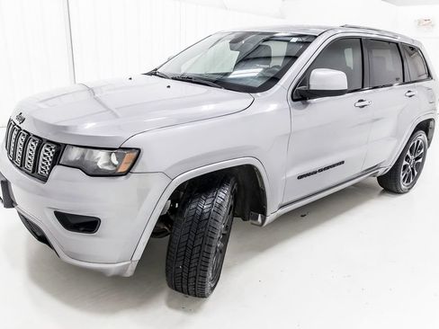 Used 2018 Jeep Grand Cherokee Altitude RWD image 3
