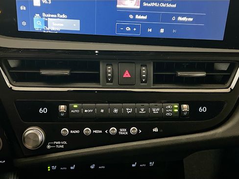 Used 2025 Lexus ES 300h w/ Premium Package image 12