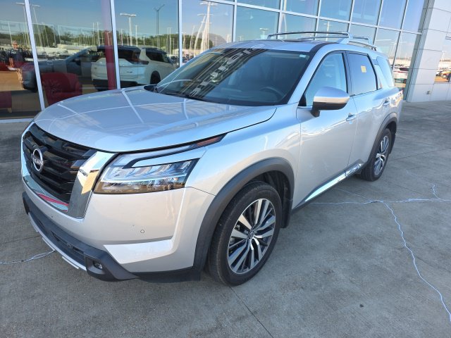 Used 2022 Nissan Pathfinder Platinum w/ Lighting Package (N92) FWD image 3