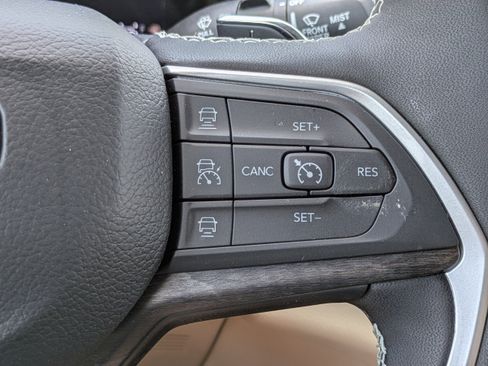 Used 2024 Jeep Grand Cherokee Limited image 19