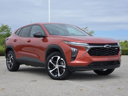 Used 2024 Chevrolet Trax RS w/ Driver Confidence Package FWD image 2