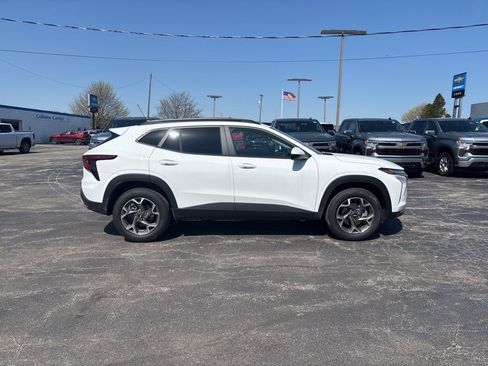 New 2026 Chevrolet Trax LT w/ Driver Confidence Package FWD image 3