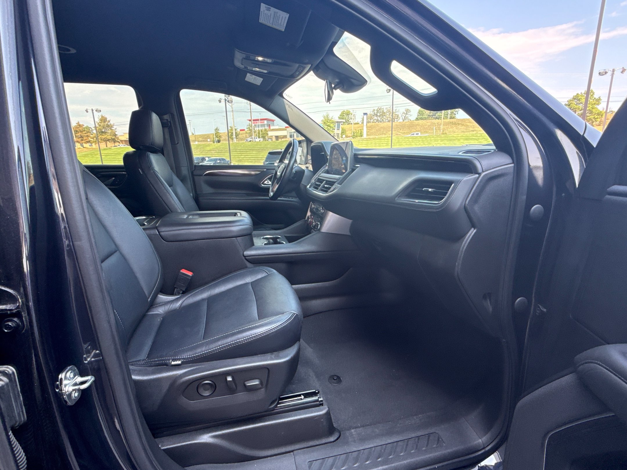 Used 2023 GMC Yukon SLE RWD image 9