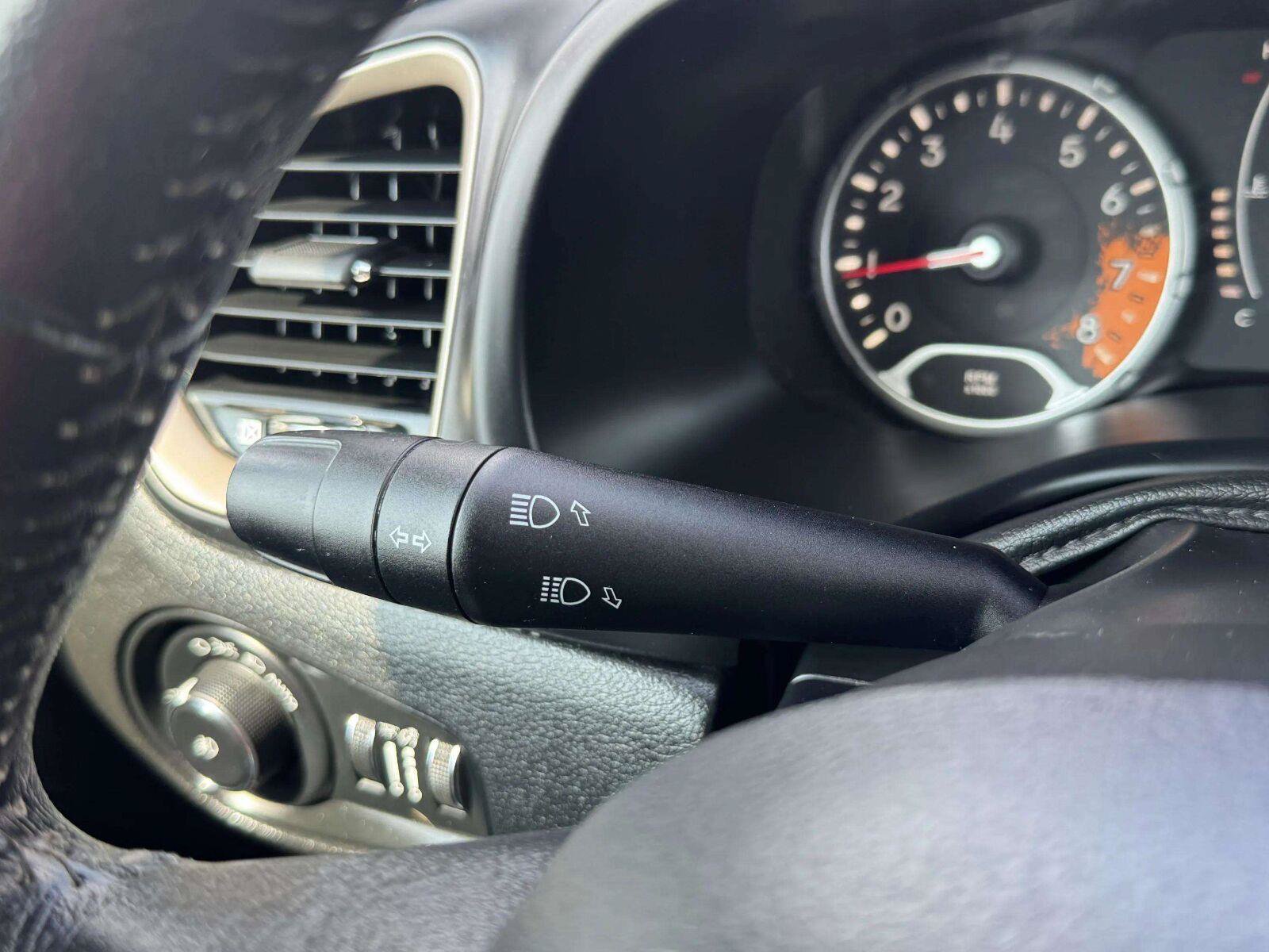 Used 2015 Jeep Renegade Latitude w/ Popular Equipment Group FWD image 22