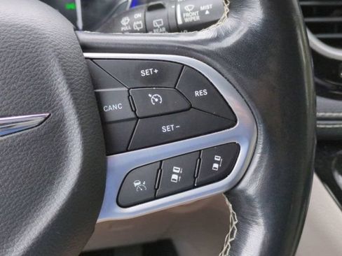 Used 2021 Chrysler Pacifica Touring-L FWD image 24