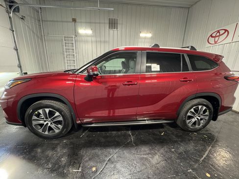 New 2026 Toyota Highlander XLE image 2
