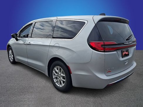 Used 2024 Chrysler Pacifica Touring-L FWD image 6