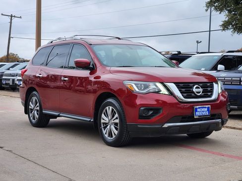 Used 2018 Nissan Pathfinder S image 3