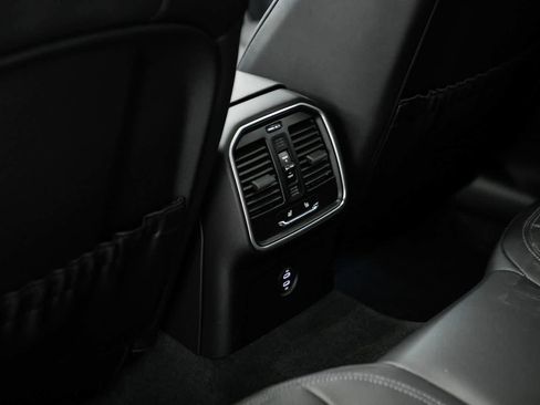 Certified 2025 Porsche Macan AWD/4WD image 30