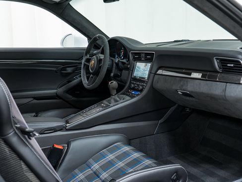 Used 2016 Porsche 911 R RWD image 34