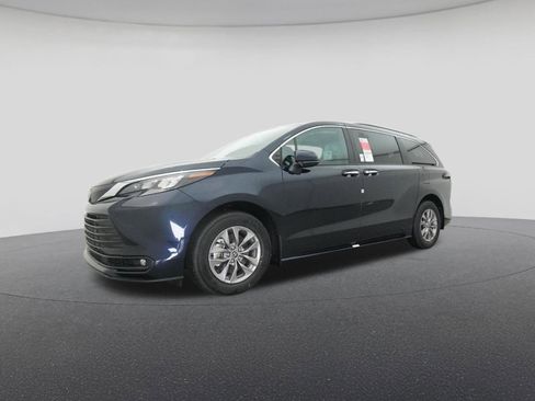 New 2026 Toyota Sienna XLE image 17