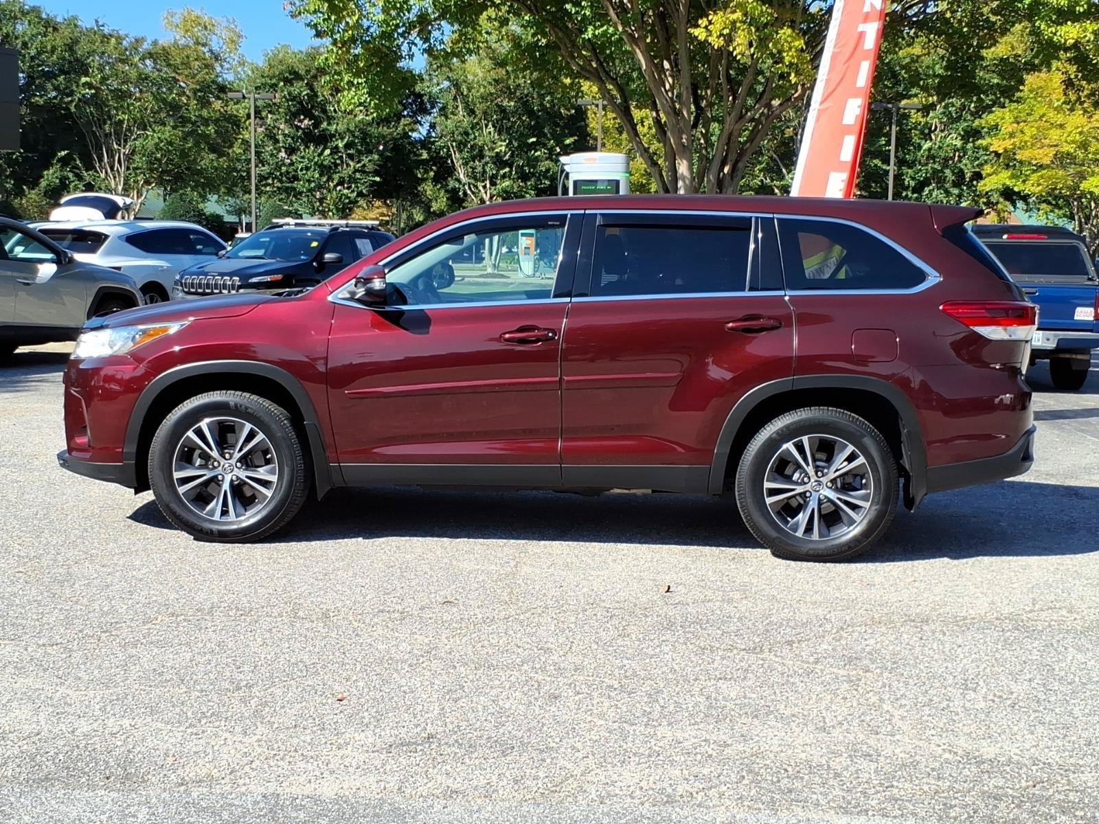 Used 2019 Toyota Highlander LE AWD/4WD image 3