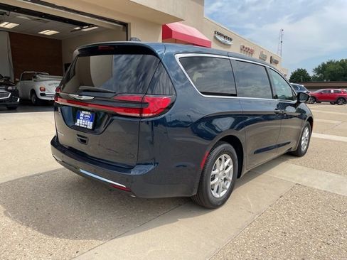 New 2025 Chrysler Pacifica Select image 5