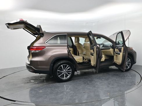 Used 2017 Toyota Highlander XLE image 63