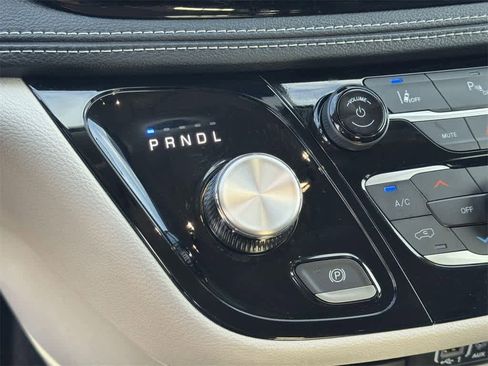 Used 2024 Chrysler Pacifica Select image 17