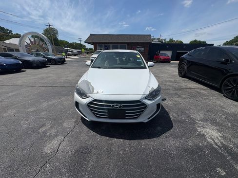 Used 2017 Hyundai Elantra SE FWD image 2