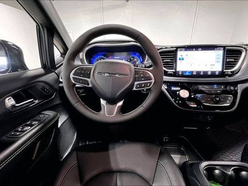 New 2026 Chrysler Pacifica Select image 12