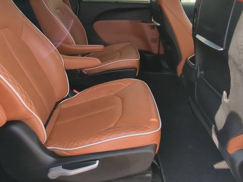 Used 2024 Chrysler Pacifica Pinnacle FWD image 26