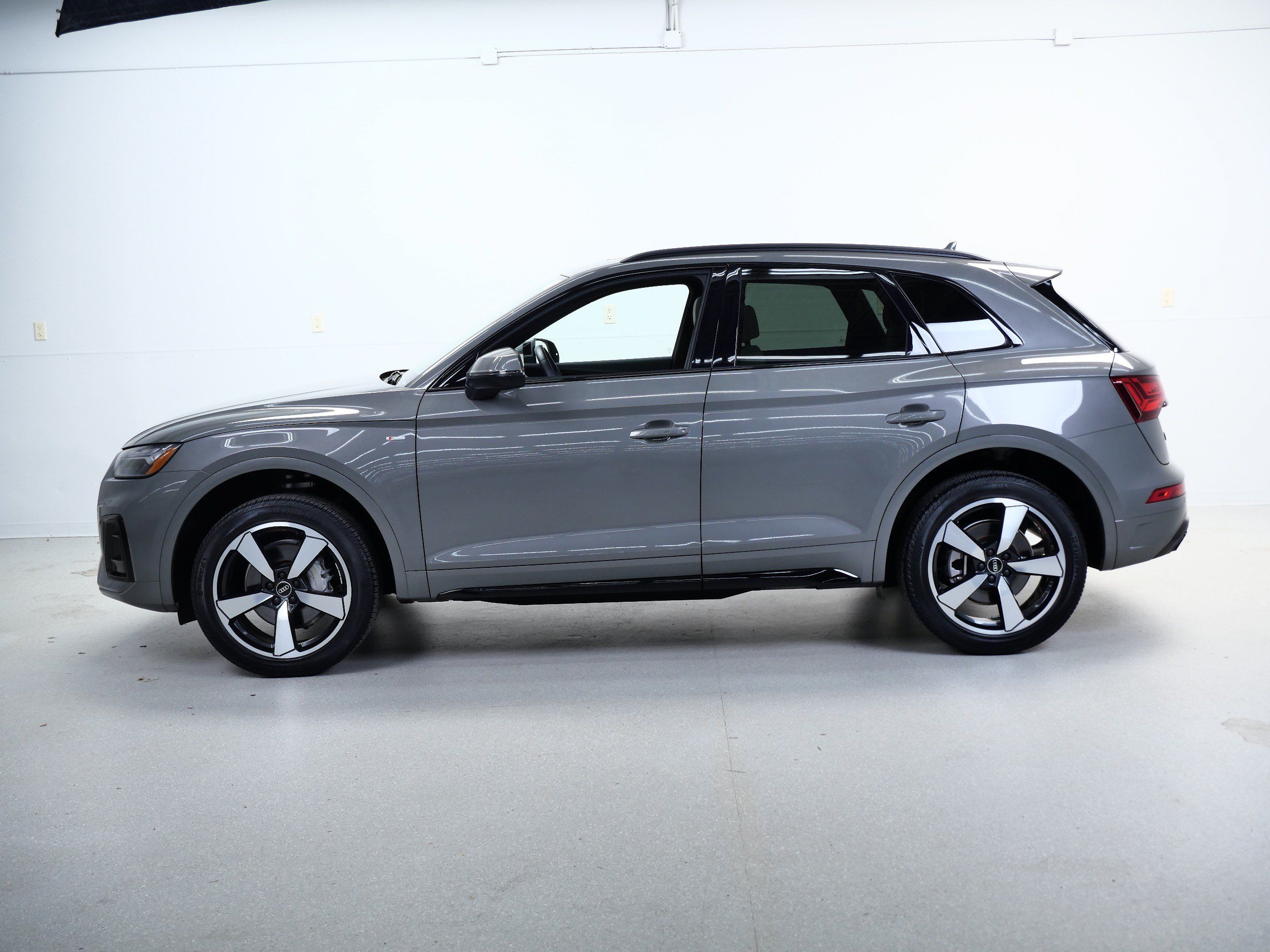 Used 2023 Audi Q5 2.0T Premium Plus w/ Premium Plus Package AWD/4WD image 9
