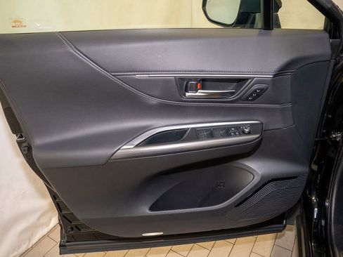 Used 2021 Toyota Venza XLE w/ Softex Package image 11