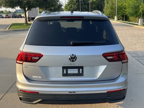 Certified 2024 Volkswagen Tiguan SE w/ Panoramic Sunroof Package FWD image 9