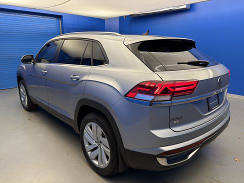 Certified 2022 Volkswagen Atlas Cross Sport SE w/ Panoramic Sunroof Package FWD image 5
