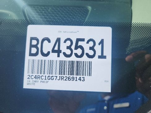 Used 2018 Chrysler Pacifica Limited FWD image 5