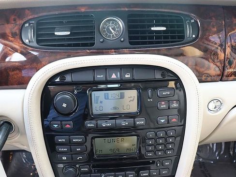Used 2004 Jaguar XJ8 RWD image 19