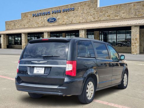 Used 2014 Chrysler Town & Country Touring FWD image 5