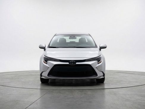 Used 2025 Toyota Corolla LE FWD image 2