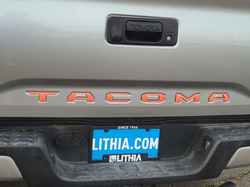 Used 2022 Toyota Tacoma TRD Sport image 15