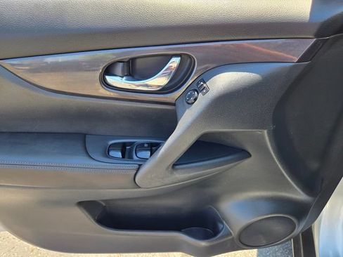 Used 2018 Nissan Rogue S FWD image 17