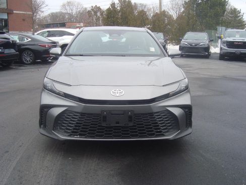 Used 2025 Toyota Camry SE image 2