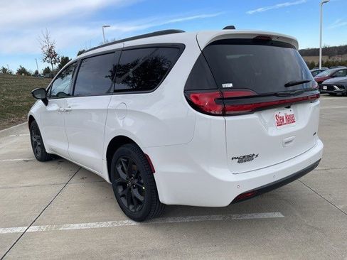 New 2026 Chrysler Pacifica Select image 3