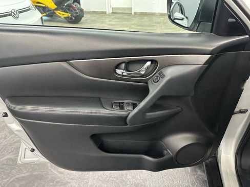 Used 2015 Nissan Rogue SV w/ SV Premium Package image 11