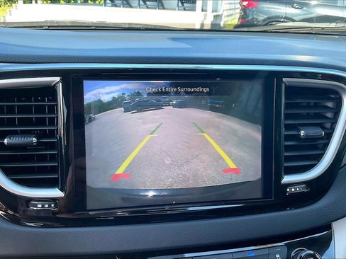 Used 2023 Chrysler Pacifica Touring-L FWD image 14