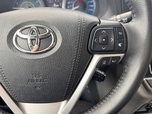Used 2020 Toyota Sienna XLE w/ Carpet Mat Package image 30