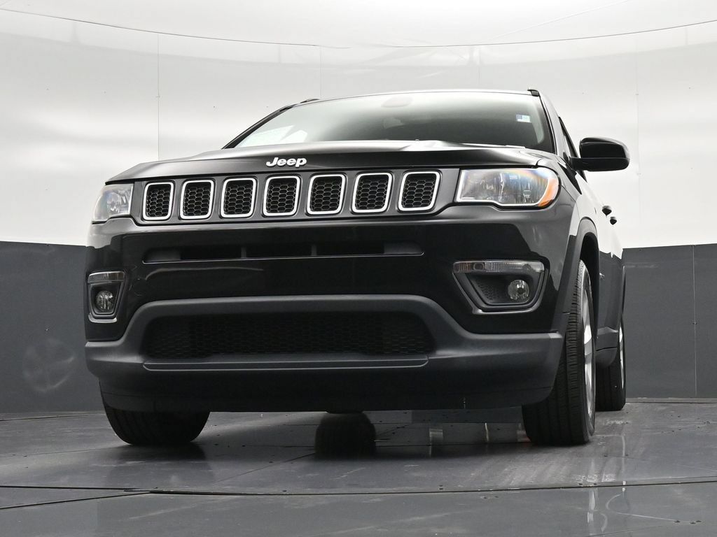 Used 2019 Jeep Compass Latitude FWD image 32