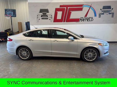 Used 2014 Ford Fusion SE w/ Equipment Group 202A FWD image 2
