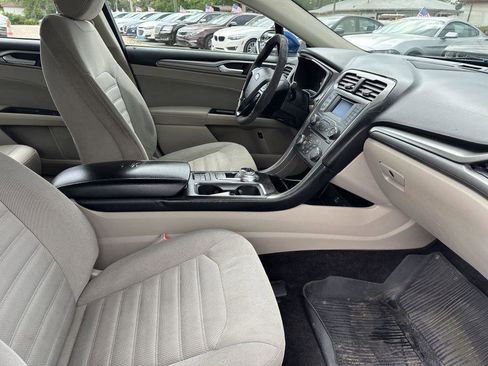 Used 2017 Ford Fusion SE FWD image 12