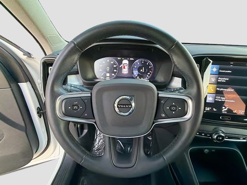 Used 2022 Volvo XC40 T5 Momentum image 38
