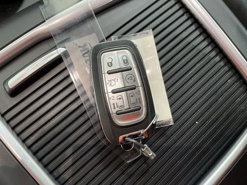 Used 2024 Chrysler Pacifica Touring-L image 31