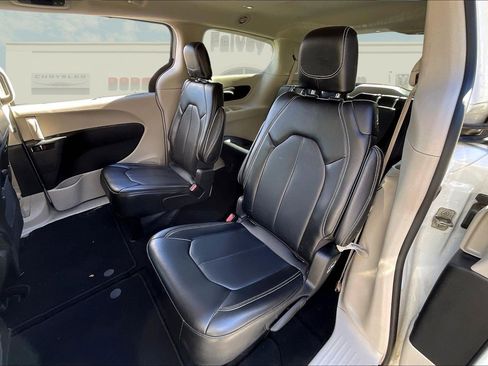 Certified 2024 Chrysler Pacifica Touring-L image 22