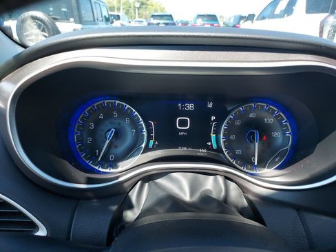 Used 2023 Chrysler Pacifica Touring-L FWD image 18