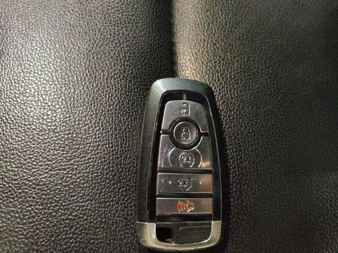 Used 2020 Ford Explorer XLT w/ Equipment Group 202A AWD/4WD image 32