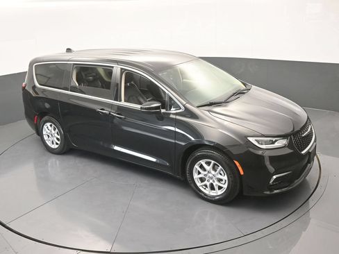 Used 2023 Chrysler Pacifica Touring-L FWD image 51