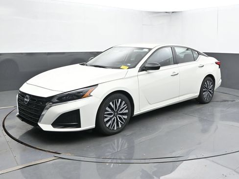 Used 2025 Nissan Altima 2.5 SV FWD image 8