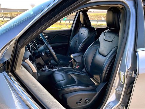 Used 2017 Jeep Cherokee Limited image 8