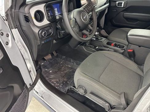 Used 2024 Jeep Wrangler Unlimited AWD/4WD image 15